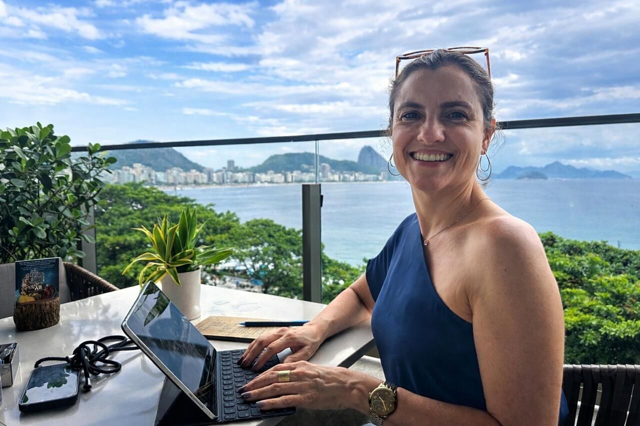 Andrea trabalhando no Rio de Janeiro